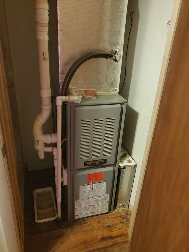 Photo - 3 Bed 1 Bath, Washer Dryer Hookup , Fenced in yard $1300 , $2800 to move in