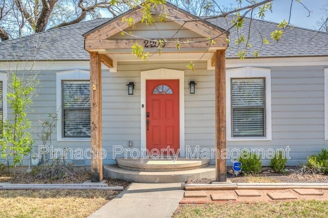 Photo - 2205 Live Oak St