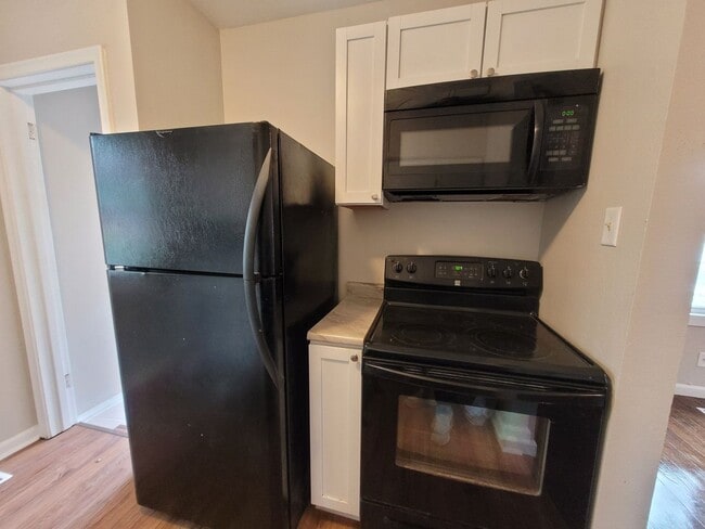 Photo - 3 bedroom, 1 bathroom home with garage!