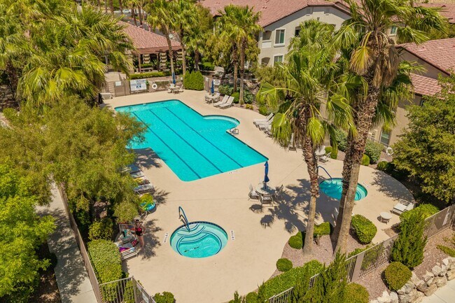 Photo - 2 BEDROOM CONDO WITH MOUNTAIN VIEWS!