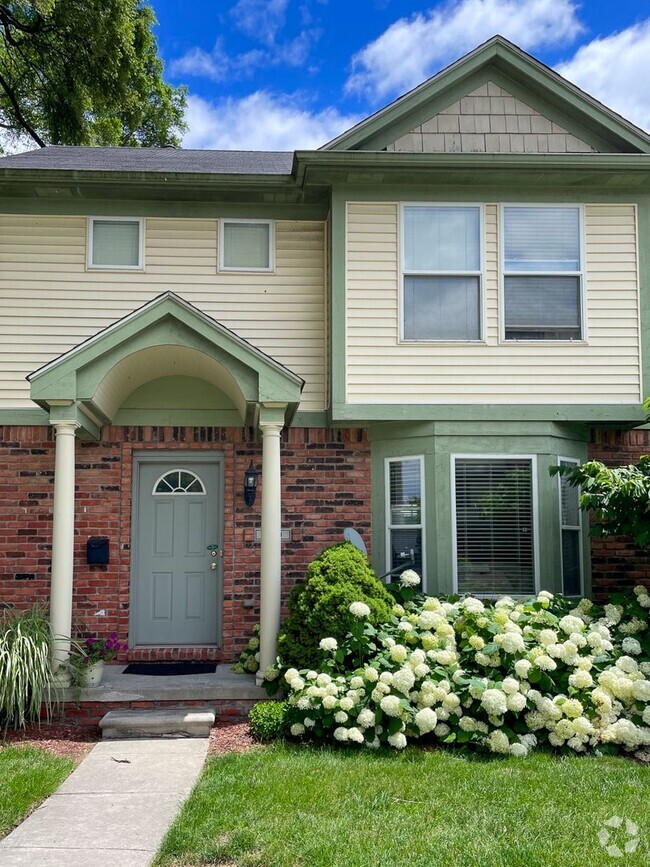 Building Photo - Townhome Condominium