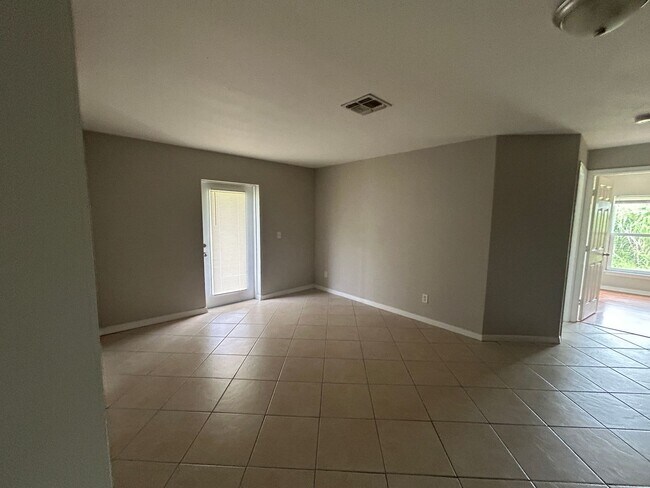 Photo - 4956-4958 24 St SW Unit 4958 24th ST SW