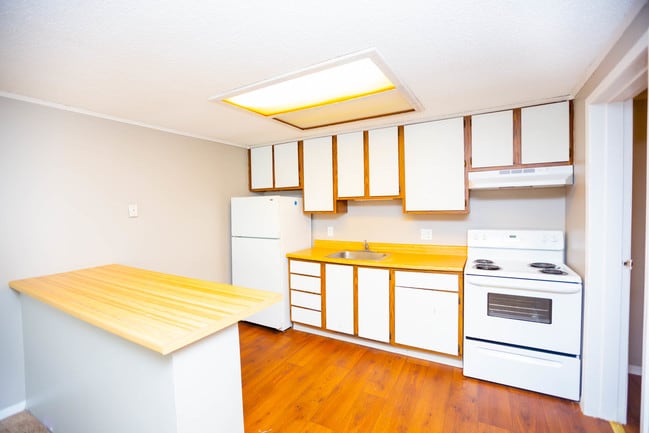 Building Photo - Carriage Hill Apartments