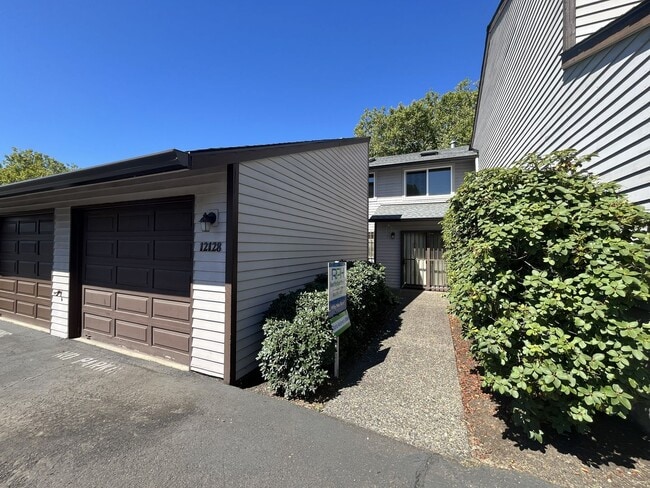2Bd/2Ba Unit Located in a Lovely Private Neighborhood in Happy Valley ~ Detached Garage, Washer &... - 2Bd/2Ba Unit Located in a Lovely Private Neighborhood in Happy Valley ~ Detached Garage, Washer &...