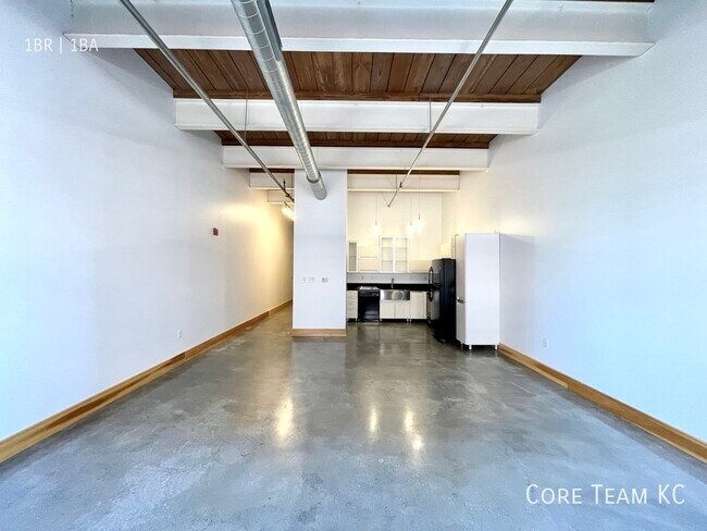 Large One Bedroom Loft in Crossroads - Large One Bedroom Loft in Crossroads Unit 202