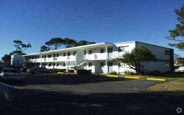 Pinewood - Pinewood Apartments