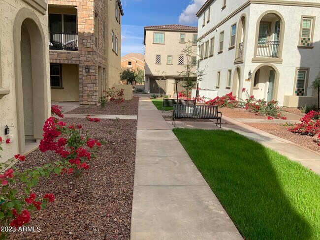 Photo - 1732 E Hampton Ln Townhome