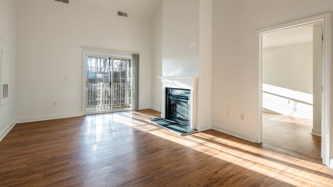 Sala de estar con chimenea y balcón