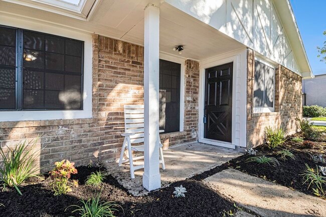 Building Photo - 1019 W Brompton Dr