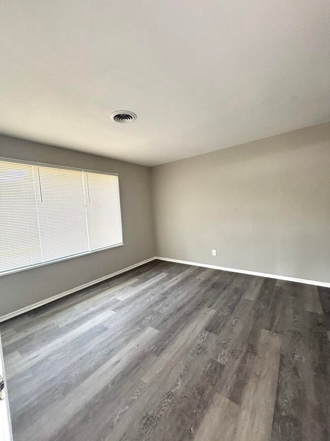 Photo - 1282 Crosland Dr NE