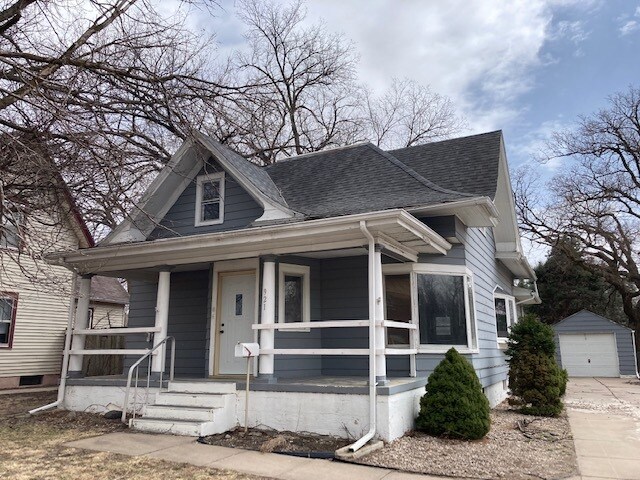 Photo - 921 W 12th St