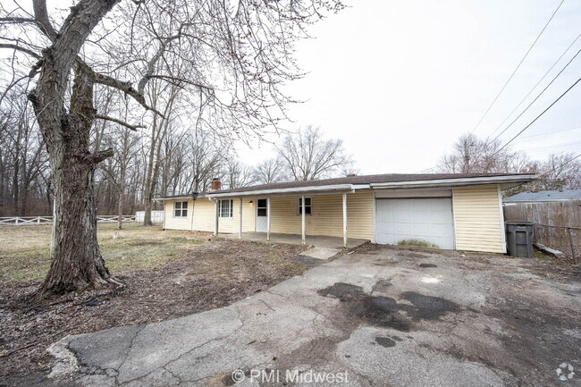 Building Photo - "Charming 3-Bedroom Home with Spacious Liv...