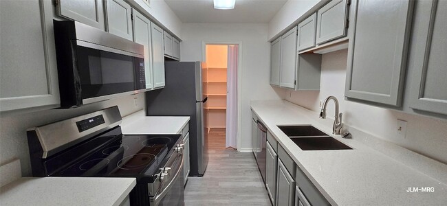 Building Photo - 9700 Leawood Blvd Unit 406 Rental