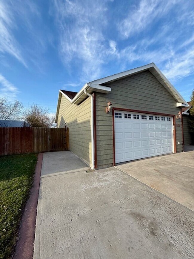 Photo - Beautiful 3 Bedroom 2 Bathroom House  **2 ...