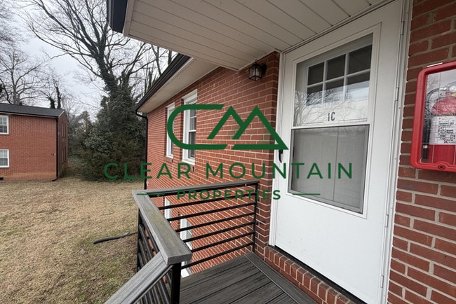 Building Photo - Updated 2-Bedroom 1-bathroom apartment near downtown Greenville!!