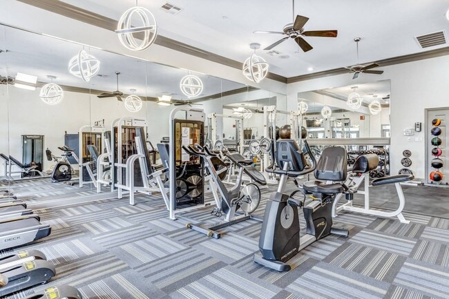 Induvial Fitness con máquinas y pesas libres - Post Oak at Woodway