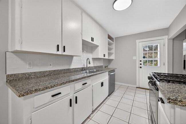 Photo - 6741 Feldspar St