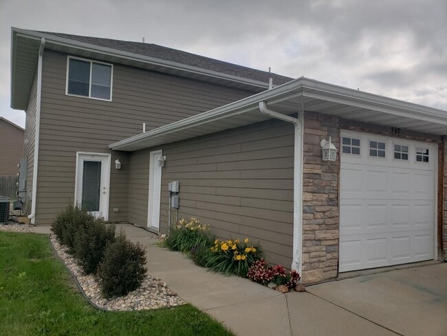Photo - 2 BEDROOM TOWN HOME IN TEA, ATTACHED GARAGE, CLOSE TO AREA SCHOOLS Unit 306 Scott Place