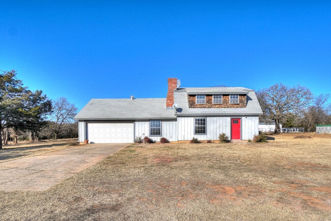 Building Photo - Beautiful 2 bed Ranch style home on 5 acres!