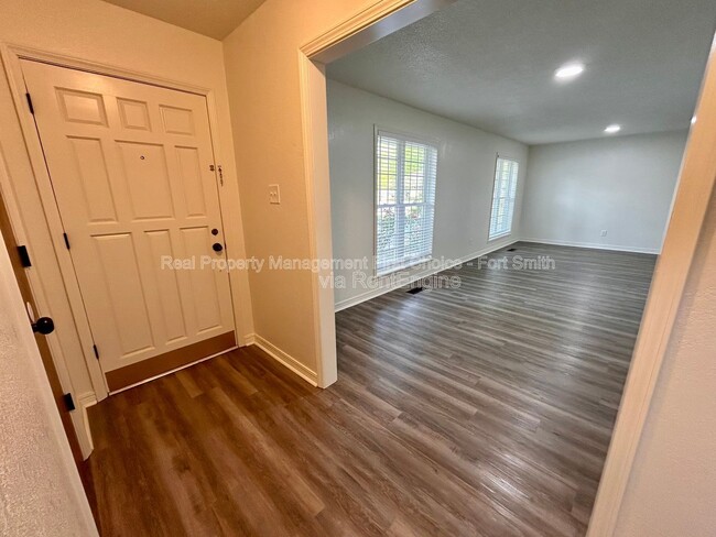 Photo - 10509 Meandering Way