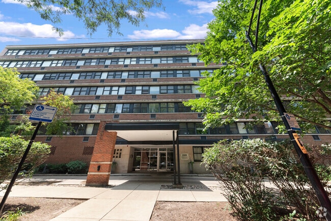 Building Photo - 2300 N Commonwealth Ave Unit 1A Rental