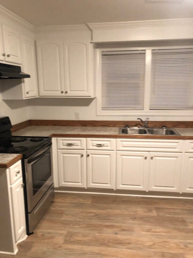 Eat in Kitchen - 1645 Belleville Rd