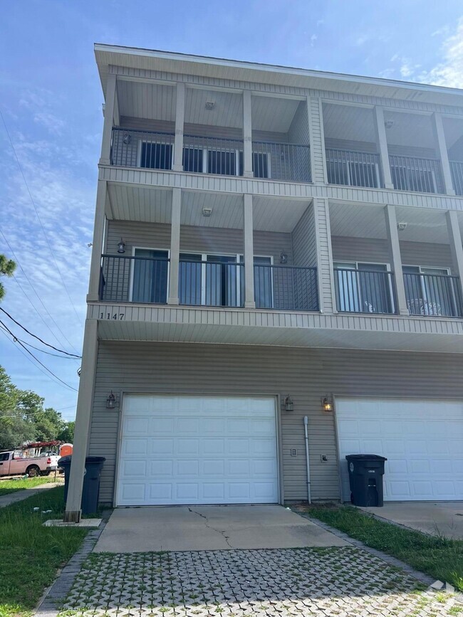 Building Photo - 1147 N Bayshore Dr Rental