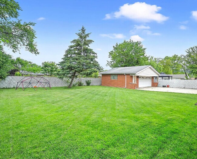 Photo - 15W644 Patricia Ln