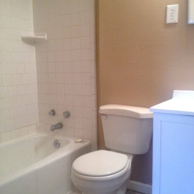 **AVAILABLE NOW**3 Bedroom / 1 1/2 Bathroo... - **AVAILABLE NOW**3 Bedroom / 1 1/2 Bathroo... House