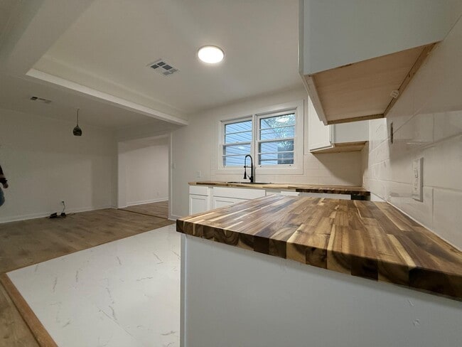 Photo - 308 Nottingham Rd