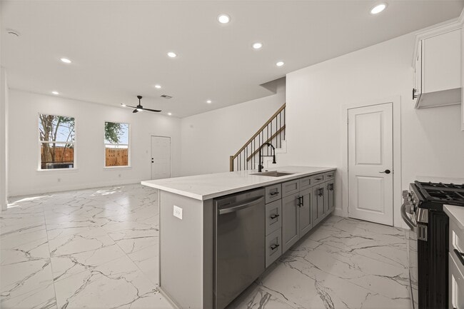 Photo - 9332 Waller St