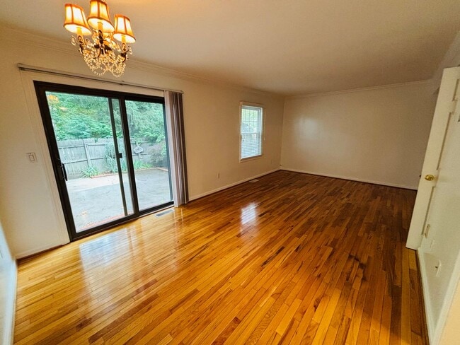 Photo - 103 Huntington Ln