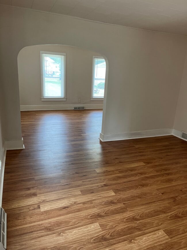 Del comedor a la sala de estar - 200 6th Ave SW