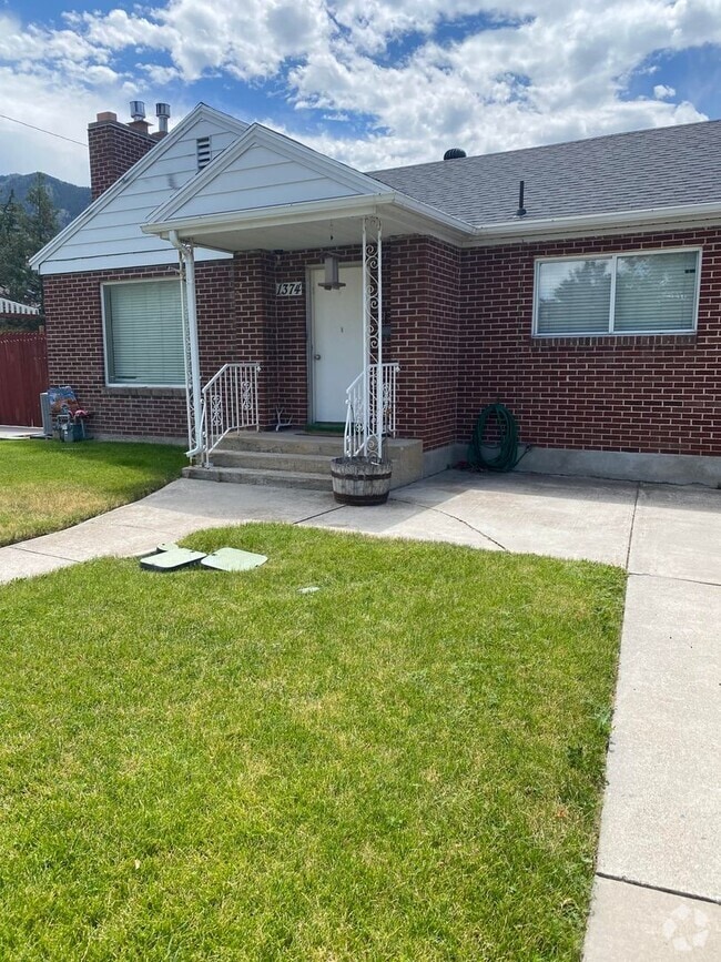 Building Photo - 1374 Maple Dr Rental
