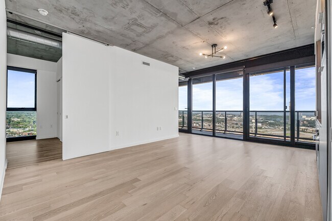 Photo - 170 Bayview Ave