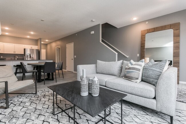 Building Photo - Fully Furnished Townhome Blocks Away From Downtown, Flexible Leasing Terms!