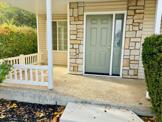 Photo - 325 Creekside Pl