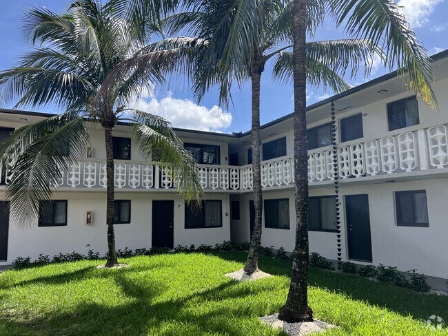 Courtyard - Plaza Gardenia Apartments