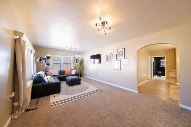 Building Photo - 170 E 100 N