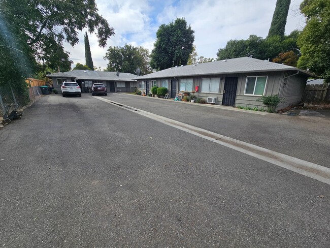 Building Photo - 1 Bedroom 1 Bath Triplex Unit #6 Rental