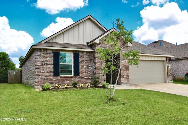 Photo - 205 Acadian Lk Dr House