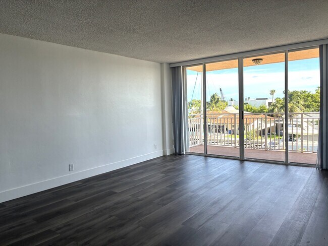 Photo - 2450 NE 135th St Unidad 209