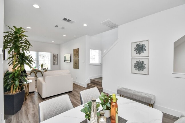 Building Photo - 2003 Laverne Willow Ln Unit B