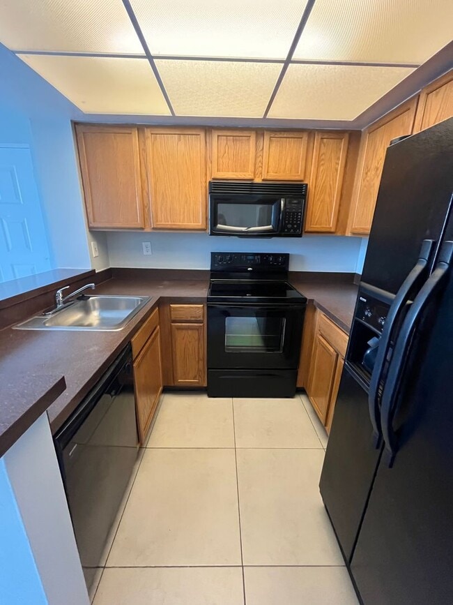 ONE BEDROOM ONE BATHROOM! WATERFRONT COMMU... - ONE BEDROOM ONE BATHROOM! WATERFRONT COMMU... Condo Unit 11