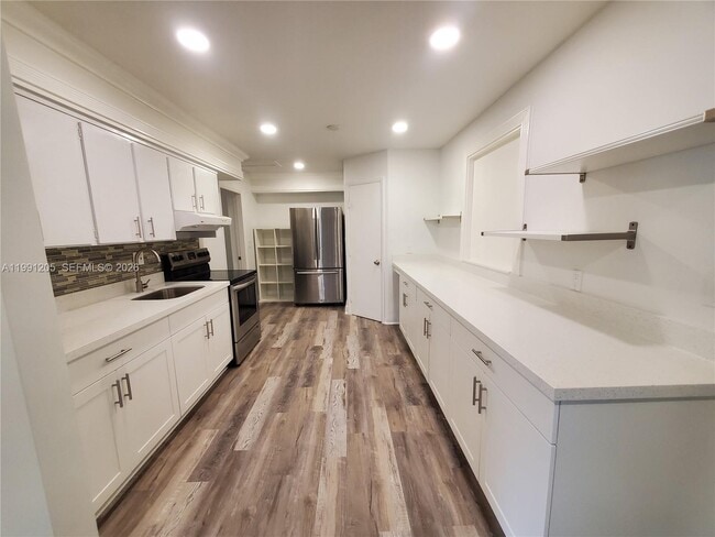 Building Photo - 126 NW 8th Ave Unit 1