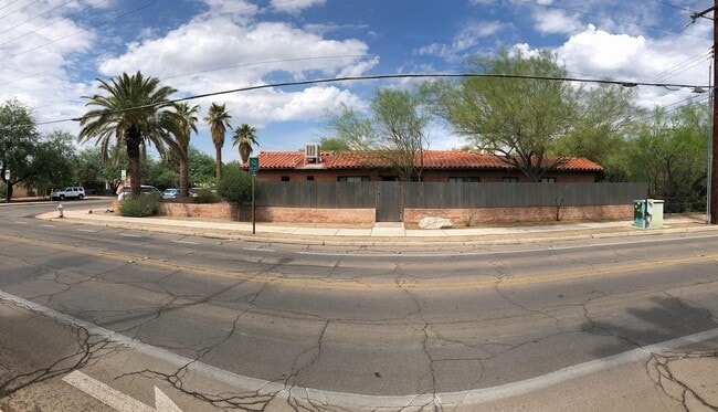 Building Photo - 1343 E 9th St