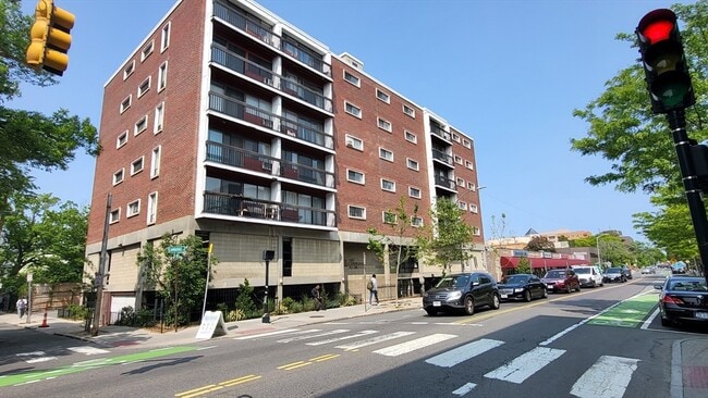 Building Photo - 1643 Cambridge St Unit 55