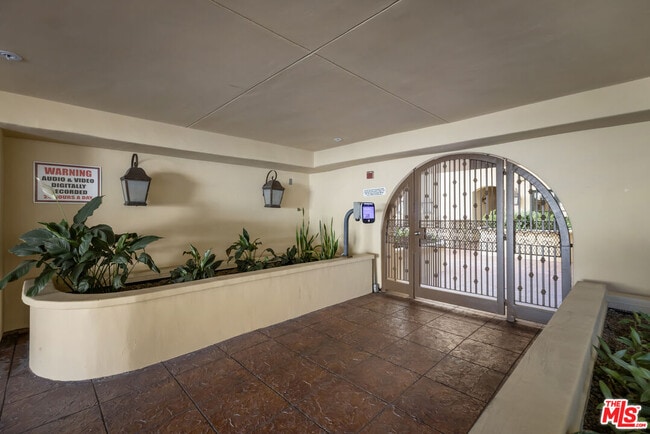 Photo - 851 N San Vicente Blvd Unidad 102