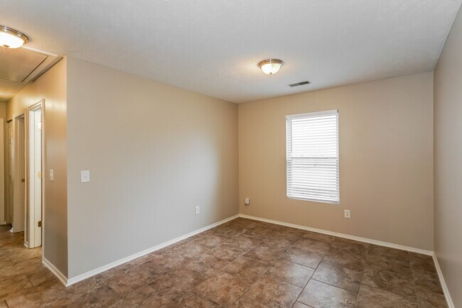 Photo - 2814 Creekbend Dr