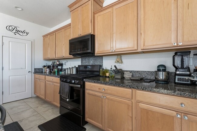 Photo - 936 Bergenia St